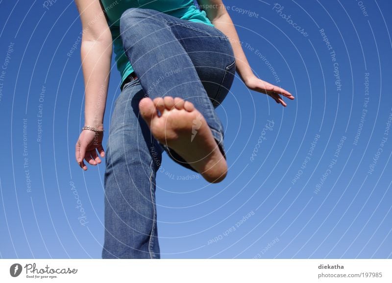 springtime Mensch Junge Frau Jugendliche Fuß 1 Himmel Wolkenloser Himmel Sonne Schönes Wetter Jeanshose Bewegung kämpfen springen toben blau Freude Fröhlichkeit