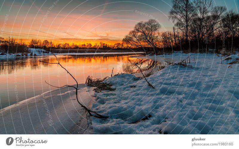 Abend Winterlandschaft. Sonnenuntergang über dem Fluss. Februar Tauwetter schön Schnee Spiegel Umwelt Natur Landschaft Wasser Himmel Sonnenaufgang Wetter