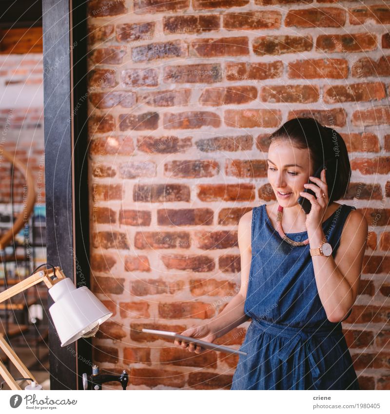 Junge Geschäftsfrau, die Telefonanruf im Büro empfängt Lifestyle Arbeit & Erwerbstätigkeit Beruf Arbeitsplatz Telekommunikation Business Mittelstand Unternehmen