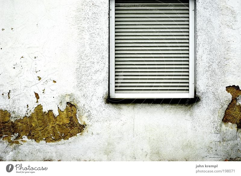 auf den putz hauen Kleinstadt Stadtrand Haus Einfamilienhaus Bauwerk Gebäude Architektur Mauer Wand Fenster Jalousie Häusliches Leben dreckig dunkel hässlich