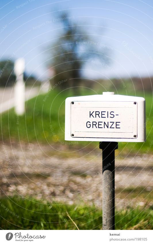 Kreisgrenze Umwelt Natur Sommer Baum Gras Feld Verkehr Verkehrswege Straßenverkehr Verkehrszeichen Verkehrsschild Grenzmarkierung Schilder & Markierungen eckig