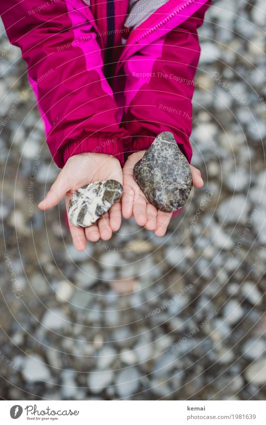 Mädchensteine Wellness Leben Sinnesorgane ruhig Freizeit & Hobby Spielen Mensch Hand Finger Handfläche 1 3-8 Jahre Kind Kindheit Umwelt Natur Jacke Kieselsteine