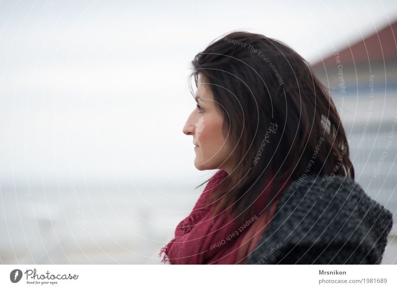 Schauen Zufriedenheit Erholung ruhig Meditation Ferien & Urlaub & Reisen Winter Winterurlaub Mensch feminin Frau Erwachsene Leben Blick brünett Ostsee Küste