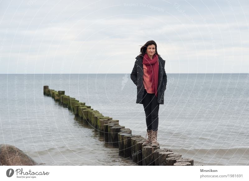 Buhne Mensch feminin Frau Erwachsene Leben 1 30-45 Jahre Himmel Wolken Horizont Frühling Herbst Wellen Küste Strand Ostsee Meer beobachten Erholung genießen