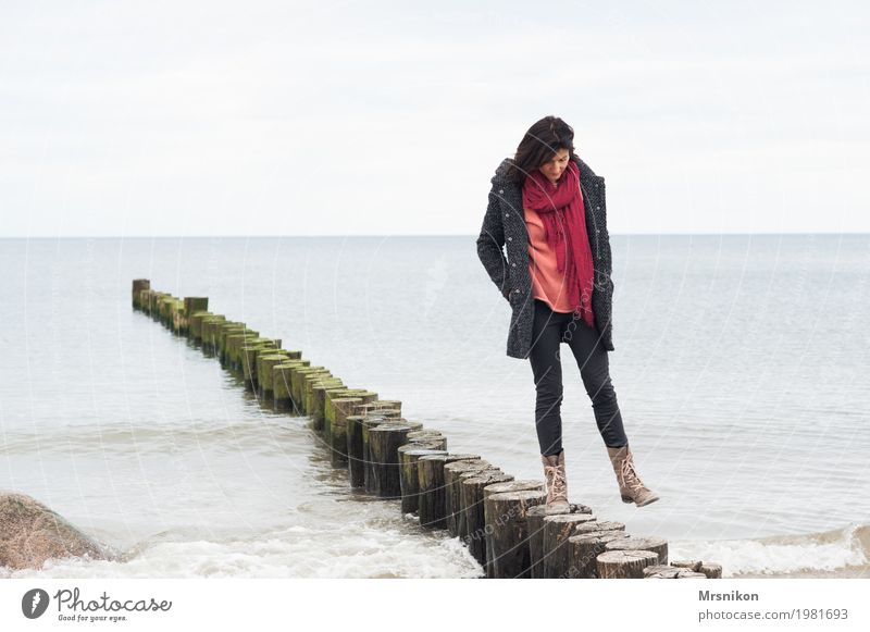 laufen feminin Frau Erwachsene Leben 1 Mensch 30-45 Jahre Wasser Himmel Wolkenloser Himmel Frühling Herbst Schönes Wetter Wellen Küste Strand Nordsee Ostsee