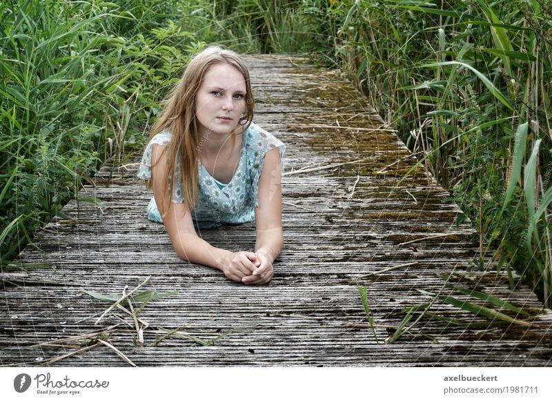 blonde junge Frau liegt auf Holzsteg Lifestyle Freizeit & Hobby Mensch feminin Junge Frau Jugendliche Erwachsene 1 18-30 Jahre Natur Kleid langhaarig Steg