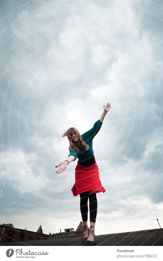 balanceakt Mensch feminin Junge Frau Jugendliche Erwachsene Wolken Gewitterwolken Klimawandel schlechtes Wetter Unwetter Wind Sturm Dach träumen gruselig