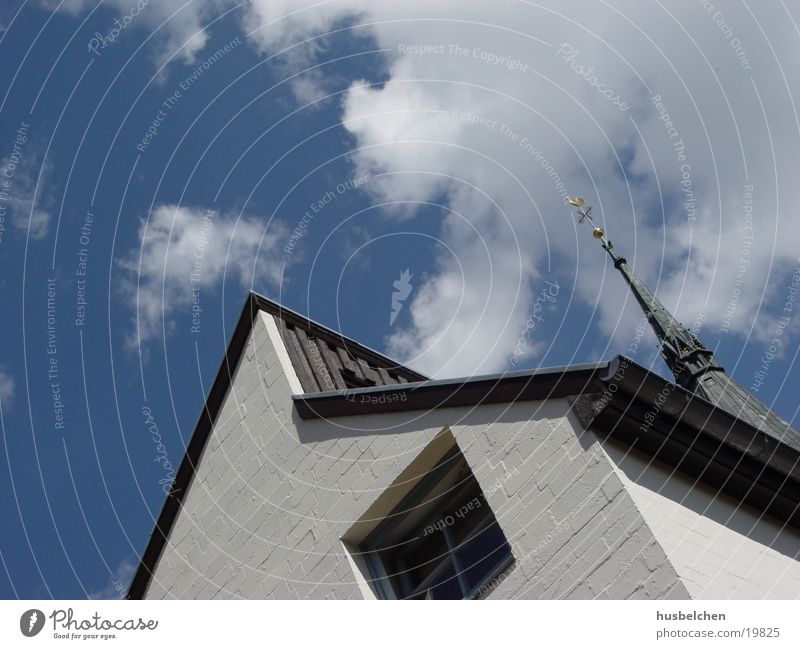 alt und neu Haus Mauer Fenster Dach historisch Kirchturm Architektur modern Religion & Glaube Himmel