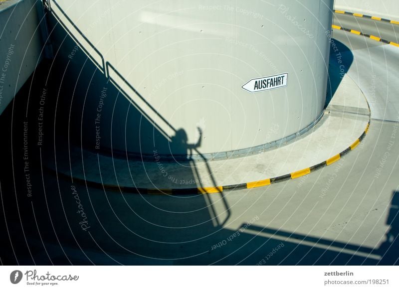 Ausfahrt Spirale Einfahrt Trauerfeier Verabschiedung Gruß winken Hand Schatten Mensch Tiefgarage Bordsteinkante rund Kurve Serpentinen Beton Garage Sommer Sonne