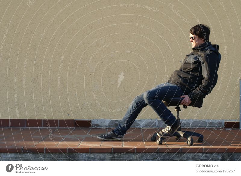 Chillen auf der Resterampe Mensch maskulin Junger Mann Jugendliche Erwachsene 1 18-30 Jahre Rampe Jeanshose Jacke Sonnenbrille Schuhe fahren sitzen Coolness