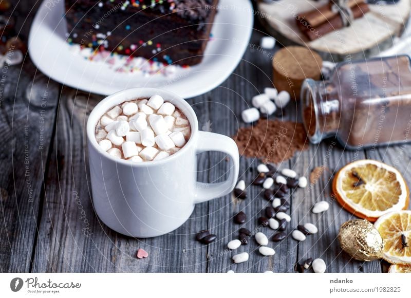 Kakao mit Eibisch auf einer grauen Holzoberfläche Kuchen Dessert Süßwaren Getränk Heißgetränk Tasse Becher Tisch Essen trinken frisch heiß retro braun Scheibe