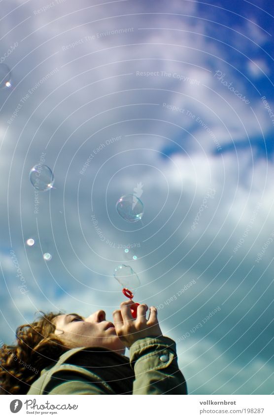 soap bubbles Freude Glück Mensch feminin Junge Frau Jugendliche 1 18-30 Jahre Erwachsene Luft Himmel Wolken Schönes Wetter Jacke brünett Locken träumen