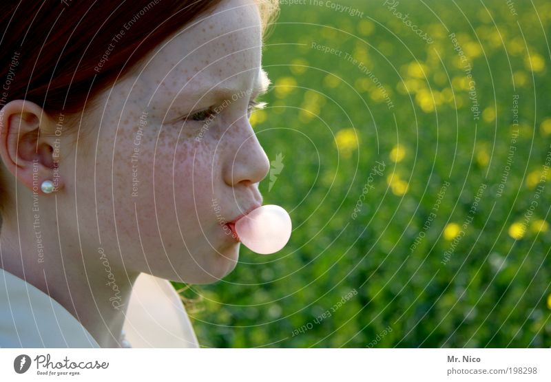 )o Süßwaren Haut Kopf Gesicht Ohr Nase Mund Umwelt Natur Schönes Wetter Garten Ohrringe rothaarig Freude Fröhlichkeit Frühlingsgefühle Kaugummi Kaugummiblase