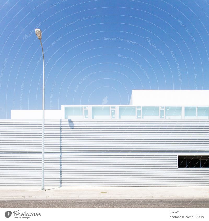 Laterne Himmel Sommer Schönes Wetter Haus Industrieanlage Mauer Wand Fassade Fenster Dach Verkehrswege Straße ästhetisch eckig einfach elegant gut modern seriös