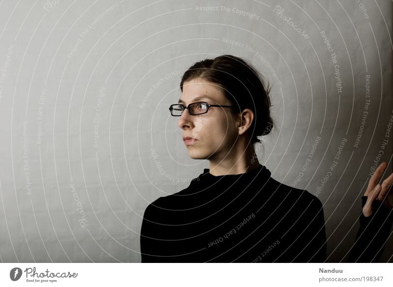 Was war das? Mensch feminin 1 dünn streng Spießer nerdig Brillenträger Büroangestellte ernst erschrecken grau Blick Farbfoto Gedeckte Farben Innenaufnahme