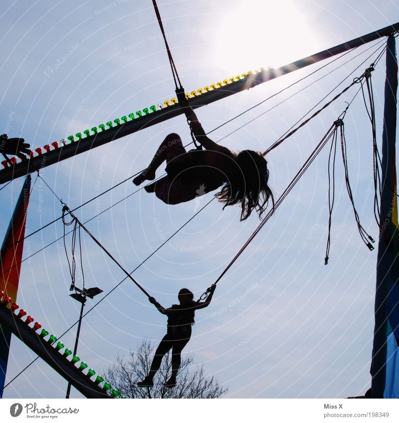 hüpf Freizeit & Hobby Spielen Feste & Feiern Jahrmarkt Kind Mädchen Kindheit 2 Mensch 3-8 Jahre 8-13 Jahre springen Fröhlichkeit Gefühle Freude Lebensfreude