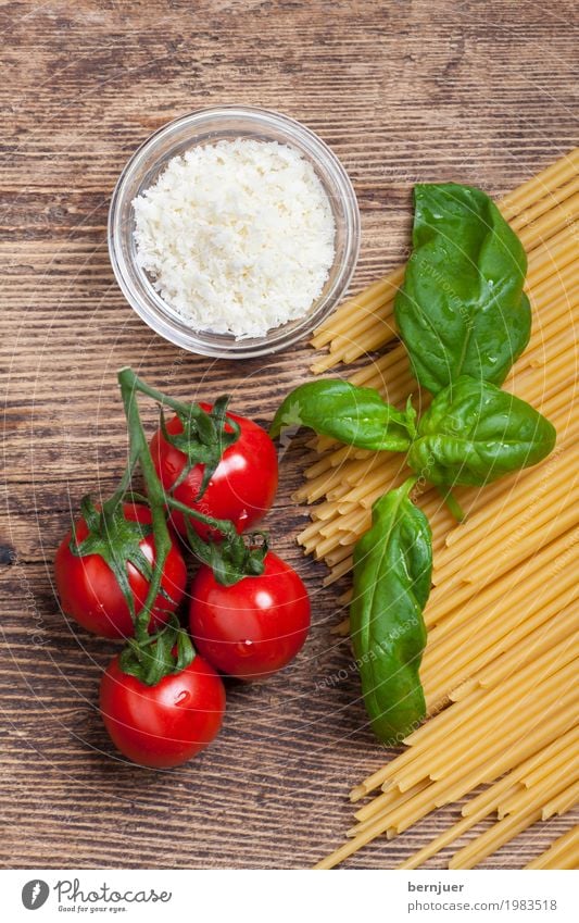 Zutaten Lebensmittel Käse Milcherzeugnisse Gemüse Bioprodukte Vegetarische Ernährung Slowfood Essen Billig gut braun gelb grün rot Ehrlichkeit Tomate Spaghetti