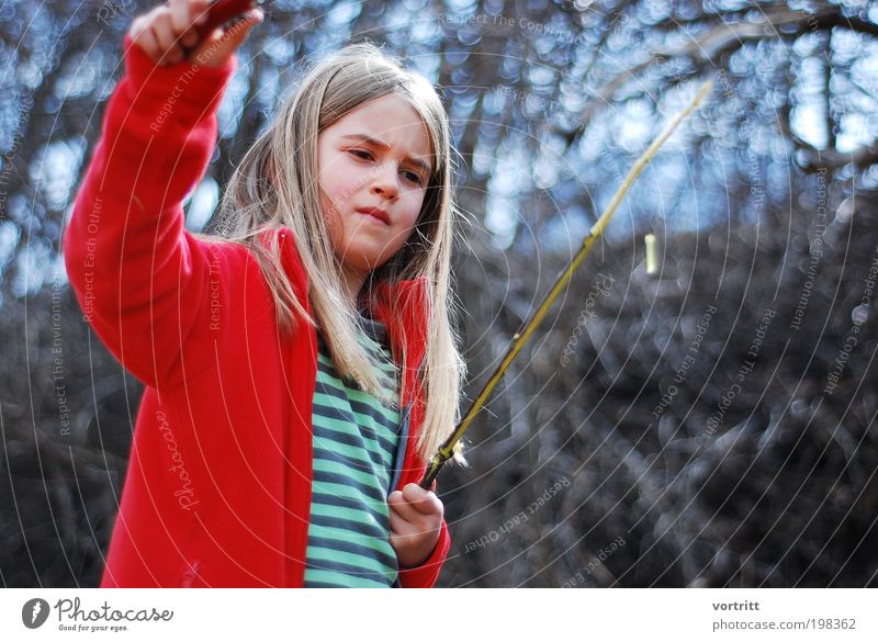 Zeit zum bräteln Basteln Freiheit Mensch Kind Mädchen 1 3-8 Jahre Kindheit Natur Landschaft Baum Sträucher T-Shirt Jacke blond langhaarig machen braun rot