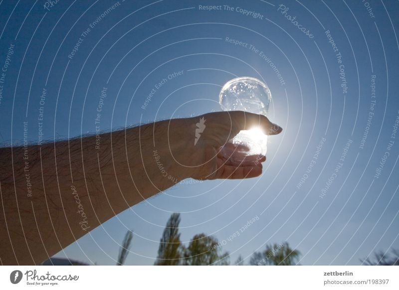 Durst Glas Wasser Wasserglas Getränk trinken Schatten durstig Sonne Sommer Wärme Ernährung Hand Arme Unterarm festhalten tragen blenden Gegenlicht Himmel