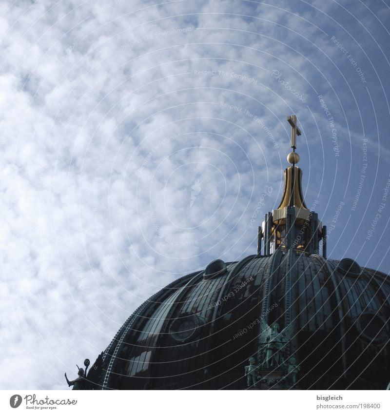 Berliner Dom II Himmel Wolken Deutschland Europa Hauptstadt Menschenleer Kirche Deutscher Dom Dach Sehenswürdigkeit Gold Kreuz blau Glaube Religion & Glaube