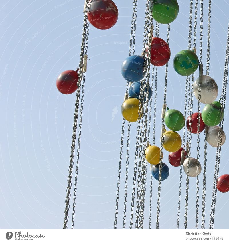 BonBons rot Gewicht gelb grün blau Himmel himmelblau München Karussell Jahrmarkt Kettenkarussell Konstruktion Ballone weiß verbeult Farbfoto mehrfarbig