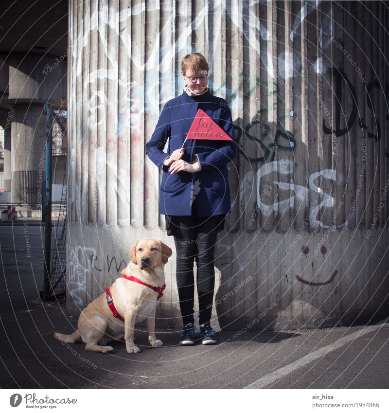 HH17 Fähnchentour Mensch Brücke Tier Hund Beton Zeichen Schriftzeichen Hinweisschild Warnschild Graffiti Lächeln Umarmen warten Zusammensein niedlich blau gold