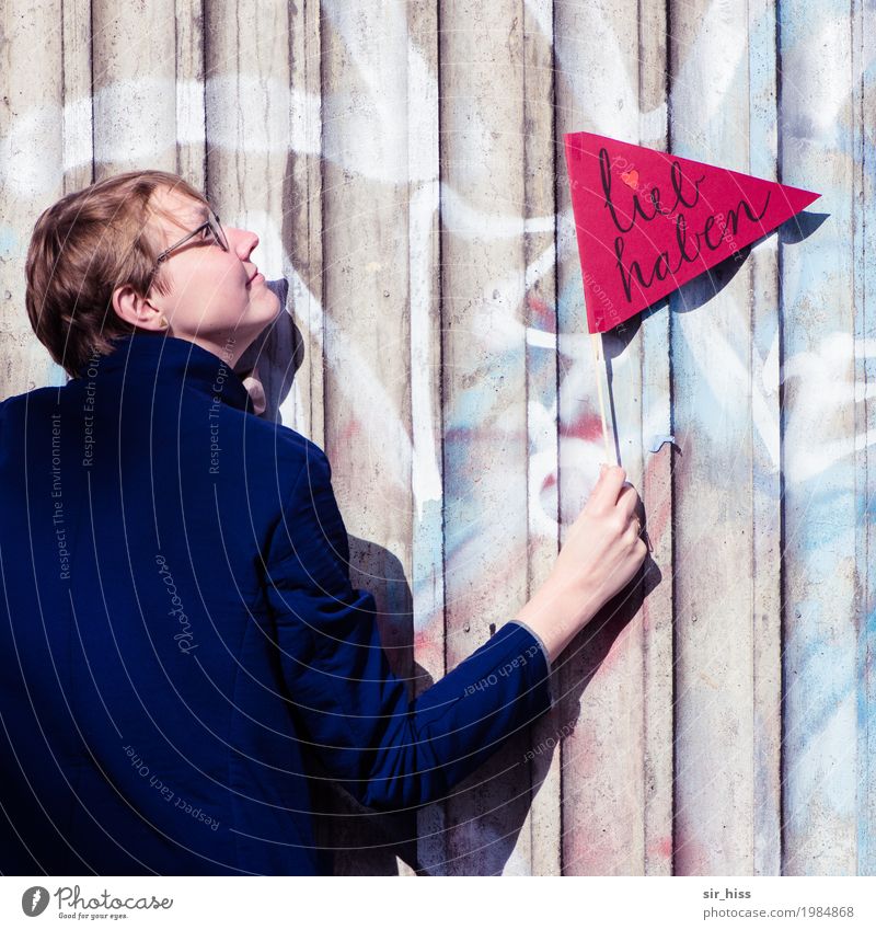 Liebesbeweis feminin 1 Mensch Stadt Turm Mantel Ornament Hinweisschild Warnschild Graffiti Brunft beobachten genießen Küssen Lächeln leuchten träumen Umarmen