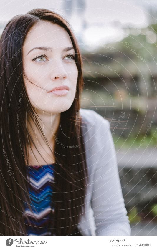 Portrait einer jungen Frau mit schwarzen Haaren Mensch feminin Junge Frau Jugendliche Erwachsene Leben 1 18-30 Jahre 30-45 Jahre schwarzhaarig brünett