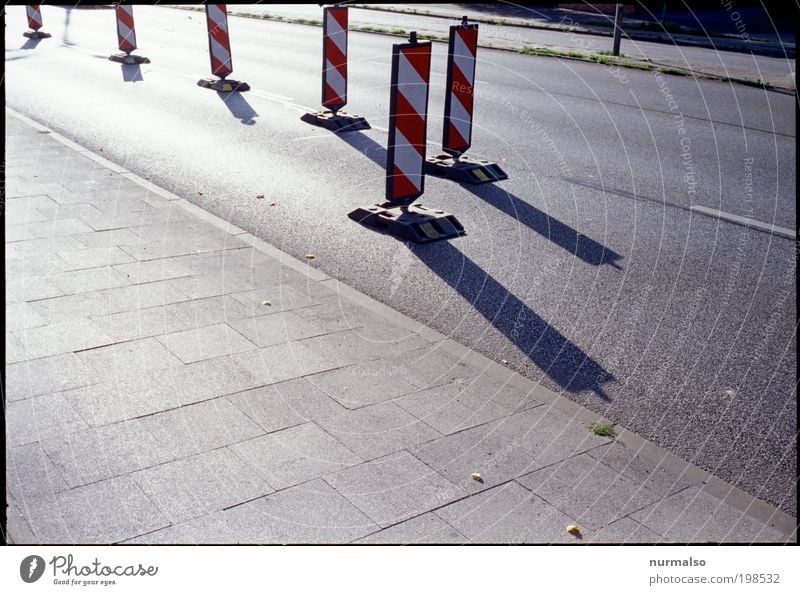 Schattensicherheit Arbeit & Erwerbstätigkeit Strassenbauer Bauarbeiter Güterverkehr & Logistik Baustelle Feierabend High-Tech Barriere Warnbarke Absicherung