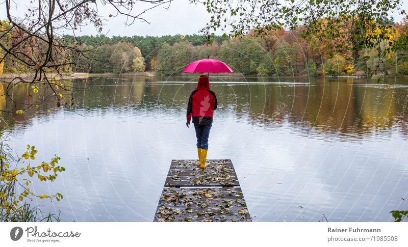 unten Wasser, von oben Wasser Mensch feminin Frau Erwachsene 1 45-60 Jahre Umwelt Natur Landschaft Herbst schlechtes Wetter See Schutzbekleidung Jeanshose