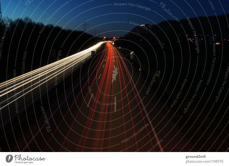 Feel the Rush Autobahn bei Nacht Verkehrswege Personenverkehr Berufsverkehr Straßenverkehr Autofahren Fahrzeug Langzeitbelichtung Abend Rücklicht Licht