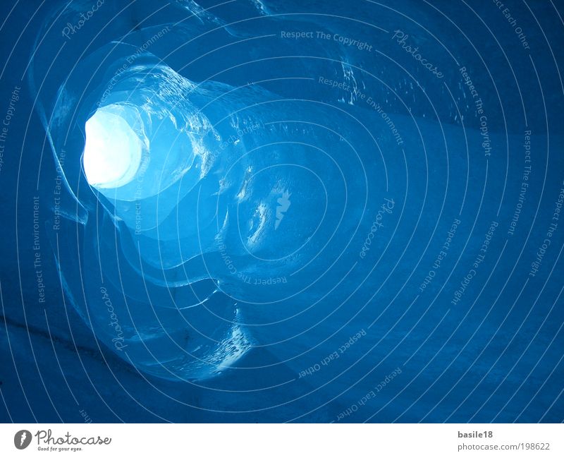 Durch Eis zum Licht Gletscher Sonnenstrahlen Lichteinfall Loch blau blau-grün Frost Berge u. Gebirge Gletschereis Winter Eislandschaft kalt Tunnel Rodelbahn