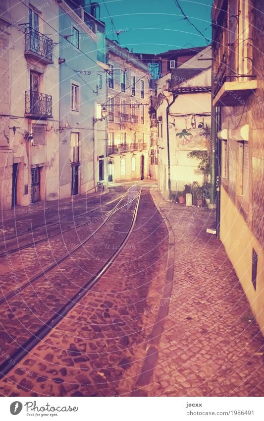 Lissabon Städtereise Portugal Altstadt Menschenleer Haus Mauer Wand Straße Schienenverkehr Gleise historisch schön blau braun mehrfarbig gelb ruhig Idylle