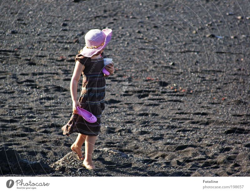 Schatzsucherin Mensch feminin Kind Mädchen Kindheit Haut Brust Arme Hand Finger Beine Fuß Umwelt Natur Landschaft Urelemente Erde Sommer Klima Wetter