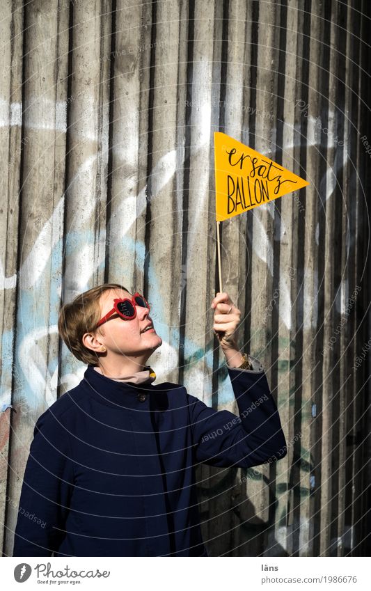 HH17 Fähnchentour l startklar Mensch feminin Junge Frau Jugendliche Leben 18-30 Jahre Erwachsene Mauer Wand Brille Sonnenbrille Beton Zeichen Schriftzeichen