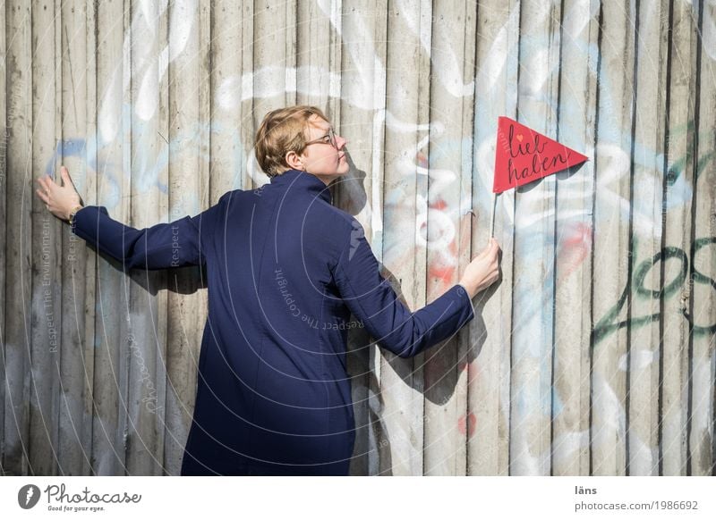 HH17 Fähnchentour l lieb haben feminin Frau Erwachsene Leben Mensch Mauer Wand Schriftzeichen berühren Freundlichkeit Fröhlichkeit Glück Unendlichkeit