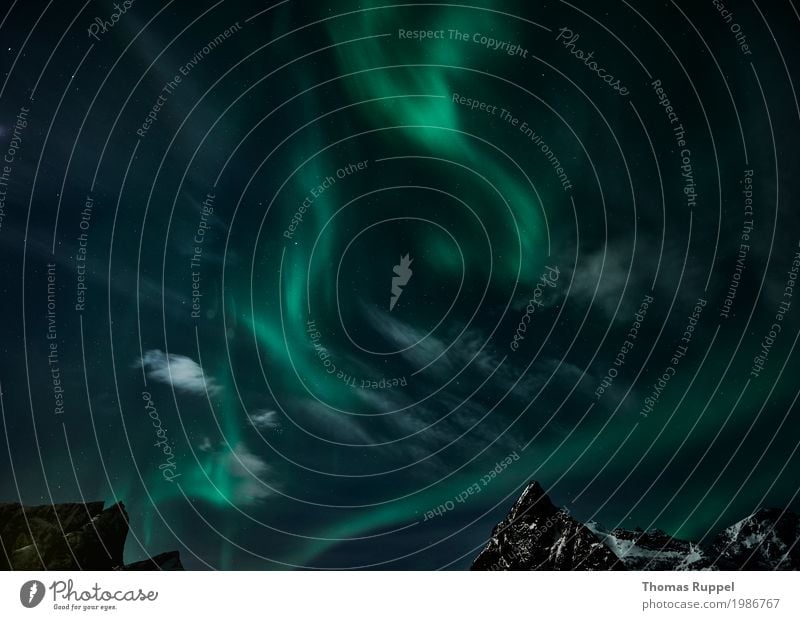 Aurora Ferien & Urlaub & Reisen Abenteuer Winter Berge u. Gebirge Natur Landschaft Himmel Klima Wetter Nordlicht Gipfel Schneebedeckte Gipfel Lofoten Norwegen