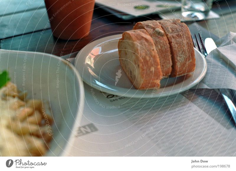 Olivenbrot-Zeit Lebensmittel Teigwaren Backwaren Brot Ernährung Italienische Küche Geschirr Teller Schalen & Schüsseln Besteck Messer Gabel Schönes Wetter