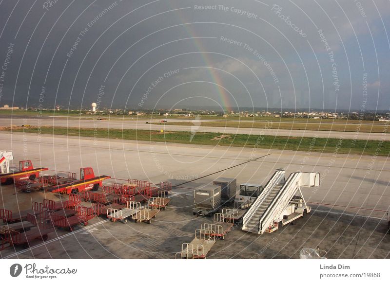 Regenbogen 02 Unwetter Mallorca Flugzeug Ferien & Urlaub & Reisen Europa Sonne Regenwolken Flughafen Landebahn Natur