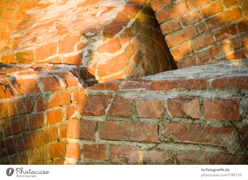 Kuschelrunde Handwerker Maurerhandwerk Versuch Misserfolg umfallen Baustelle Kunst Kunstwerk Skulptur Bremen Hafen Haus Ruine Bauwerk Mauer Wand Fassade