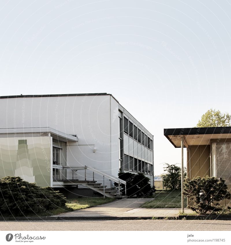 nachbarschaft Himmel Pflanze Baum Sträucher Haus Fabrik Bauwerk Gebäude Architektur Mauer Wand Treppe Dach Straße Wege & Pfade unten Farbfoto Außenaufnahme