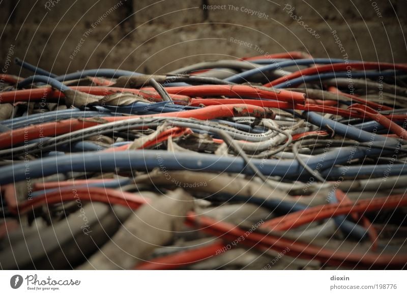 Verwirrungen [LUsertreffen 04|10] Kabel Mauer Wand Backstein Kunststoff alt dreckig kaputt blau grau rot Verfall Vergangenheit Vergänglichkeit Zerstörung Müll