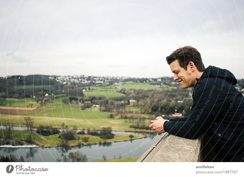 Schöne Aussicht Tourismus Ausflug Sightseeing Mann Erwachsene Kopf Gesicht Arme 1 Mensch 30-45 Jahre Natur Landschaft Frühling Feld Wald Hügel Flussufer