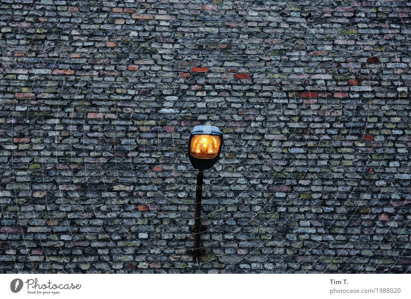 Lichtblick Hauptstadt Stadtzentrum Altstadt Menschenleer Haus Fassade Design Laterne Lampe Mauer Farbfoto Außenaufnahme Textfreiraum links Textfreiraum rechts