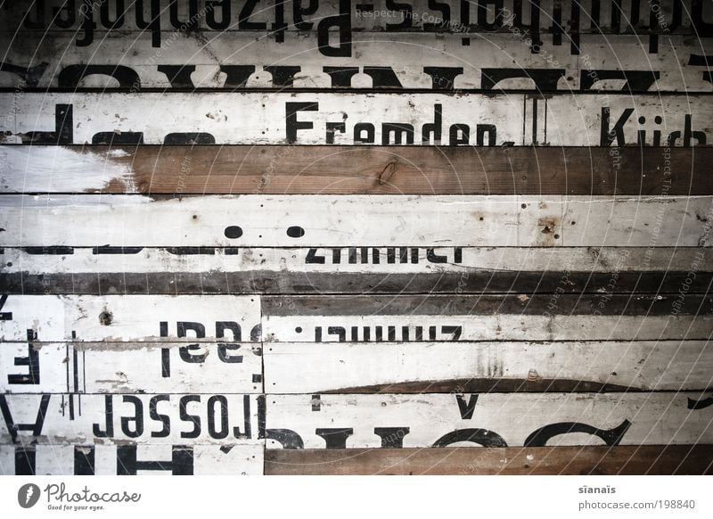 flickwerk Mauer Wand Holz Schriftzeichen Schilder & Markierungen Verfall Vergangenheit Vergänglichkeit Wandel & Veränderung Typographie Holzbrett alt repariert