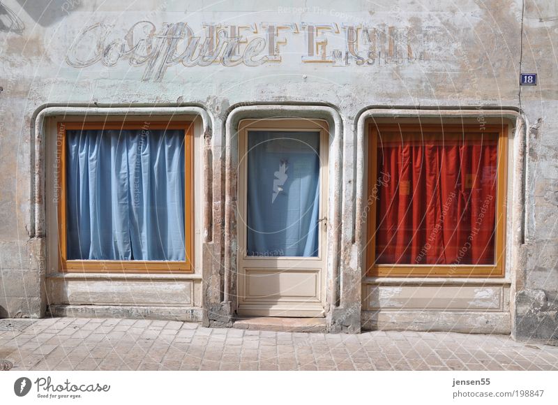 Coiffure Kleinstadt Altstadt Menschenleer Haus Gebäude Handel Fenster Schaufenster Straße Haare & Frisuren alt historisch Stadt Wärme blau rot ruhig Farbfoto