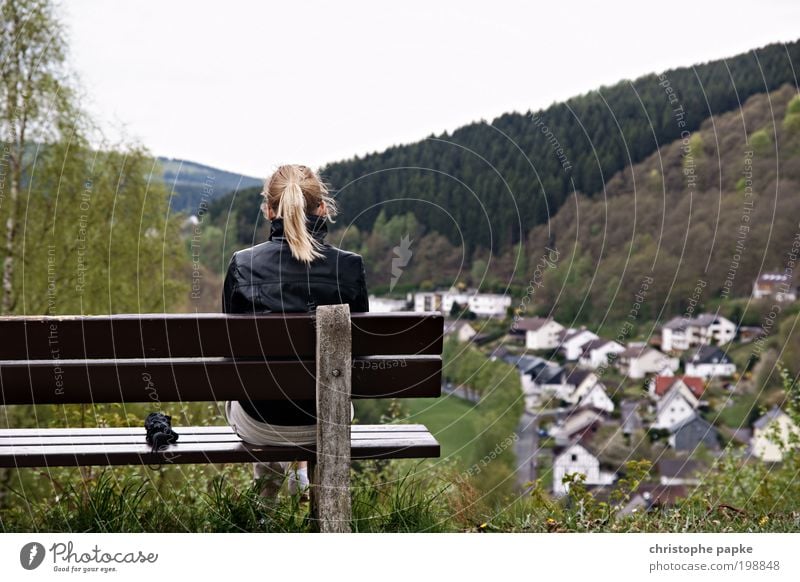 heiter bis wolkig Ausflug Ferne Freiheit Junge Frau Jugendliche 1 Mensch 18-30 Jahre Erwachsene Landschaft Wolkenloser Himmel schlechtes Wetter Wald Hügel