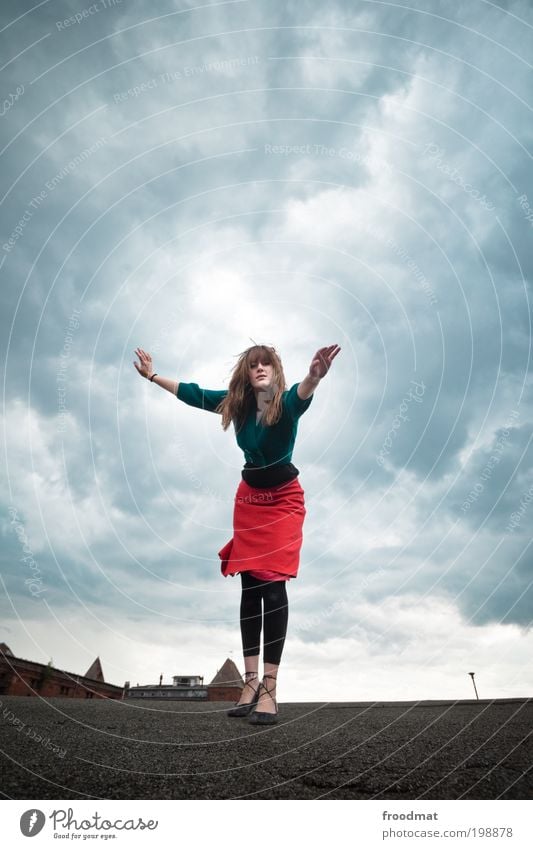 dachwach elegant Mensch feminin Junge Frau Jugendliche Erwachsene Tanzen Tänzer Wolken Gewitterwolken schlechtes Wetter Unwetter Wind Sturm Dach träumen