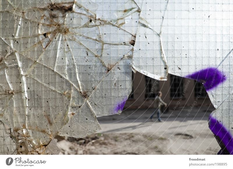 durchbruch Fenster kaputt trashig trist sparsam Verfall Vergangenheit Vergänglichkeit Scherbe Scheibe Glas Industriekultur Farbfoto Gedeckte Farben