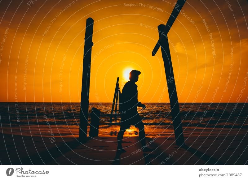 Die Silhouette des Mannes, der alleine am Strand geht Lifestyle Stil Mensch 1 30-45 Jahre Erwachsene Kunst Natur Landschaft Wellen Bucht Meer Abenteuer Angst